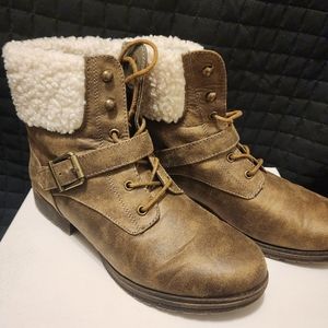 Size 7.5 comfy winter boots. Olive color with white fleece around the top.